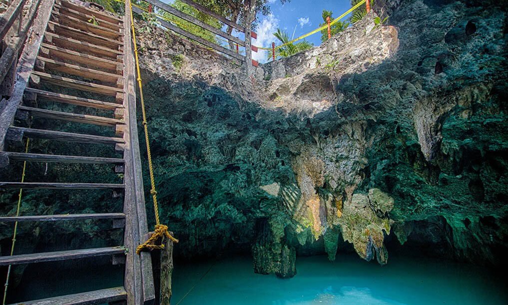 Cenote near Cancun - Cenote cerca de Cancun - La Noria