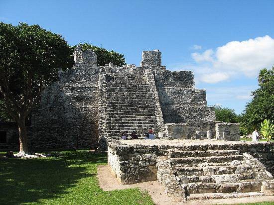 Ruins near Cancun - Ruinas cerca de Cancun - El meco