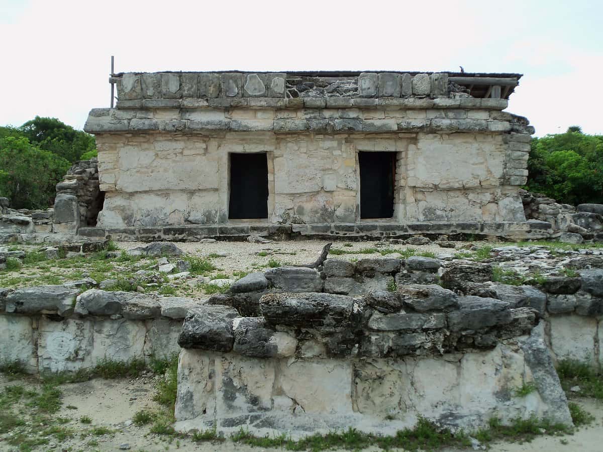 Ruins near Cancun - Ruinas cerca de Cancun - El rey