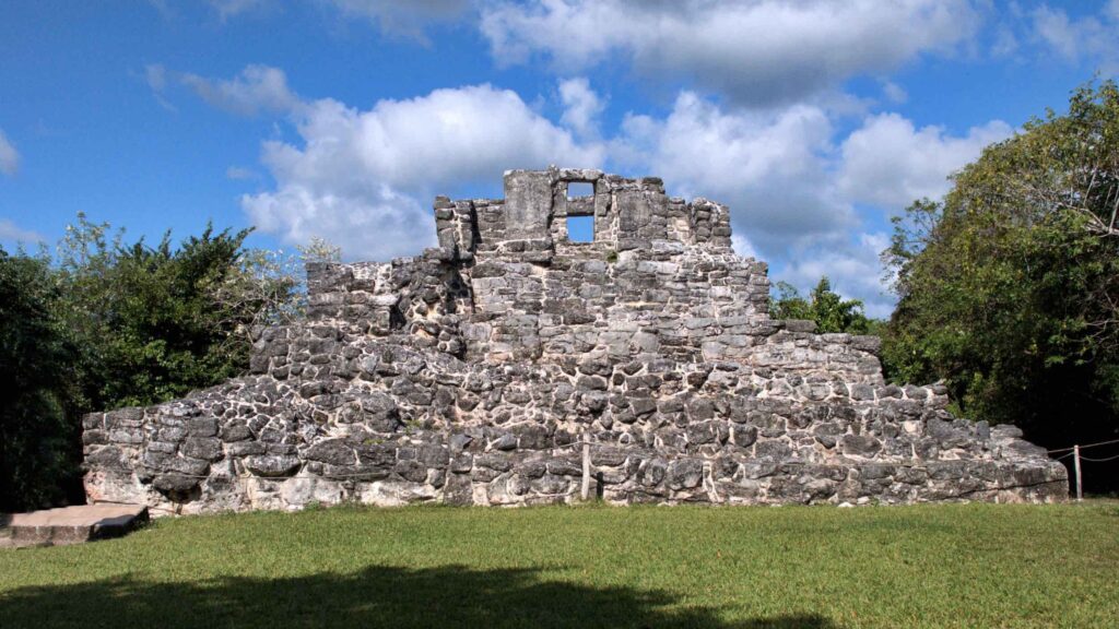 Ruins near Cancun - Ruinas cerca de Cancun - Ixchel