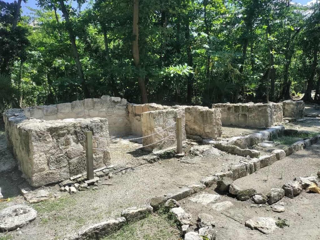 Ruins near Cancun - Ruinas cerca de Cancun - San Miguelito