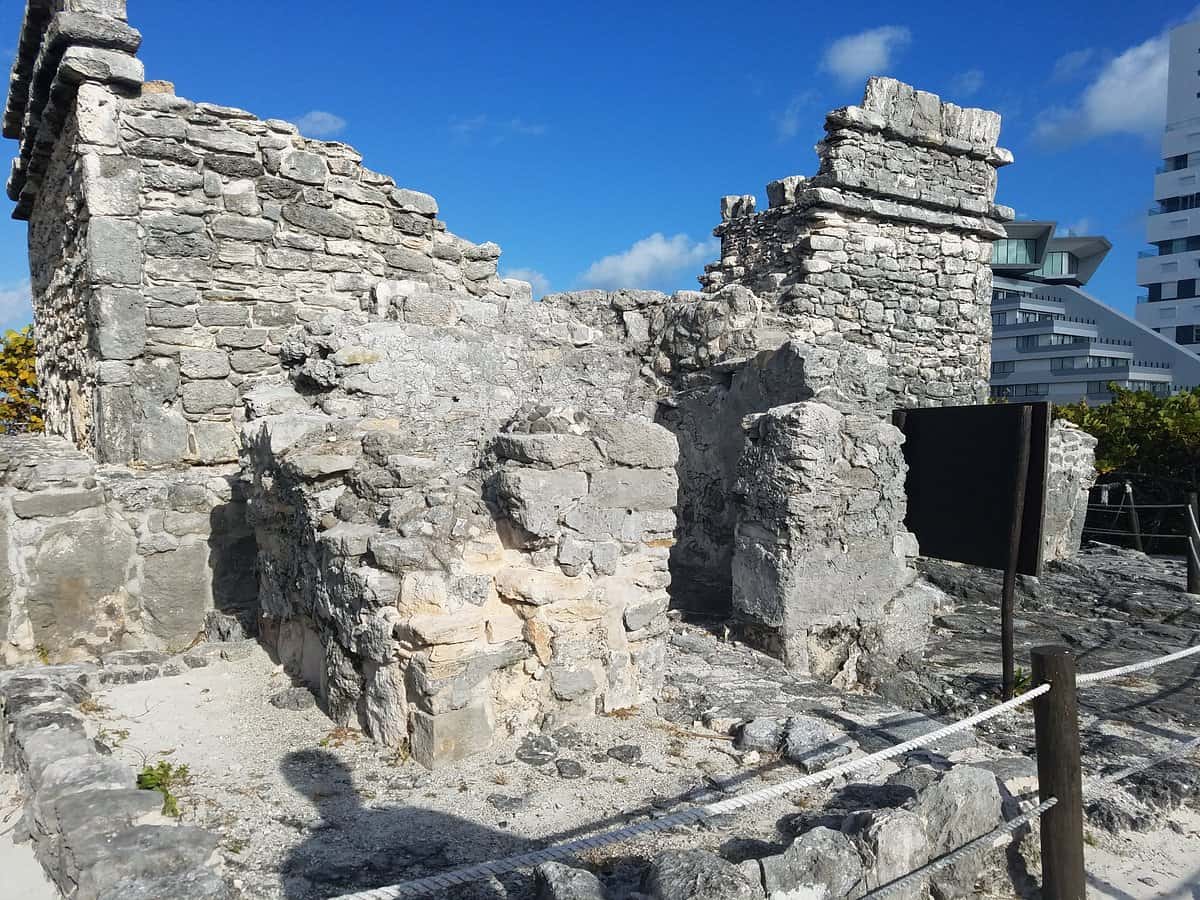 Ruins near Cancun - Ruinas cerca de Cancun - Yamil