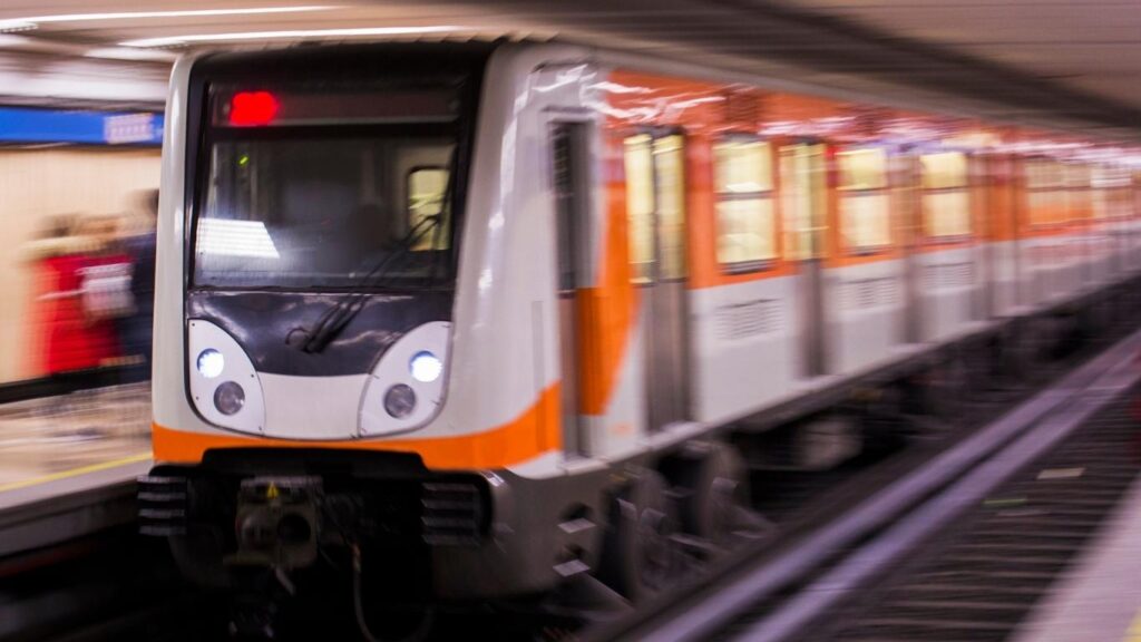 Most mexicans ride the metro every day, you should try it