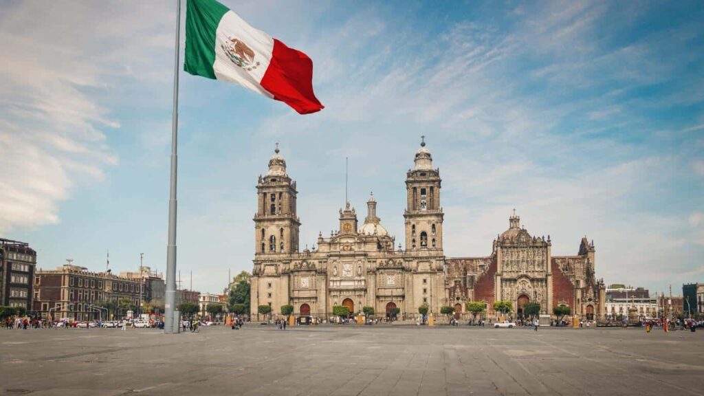 Include a visit to Centro Historico whrn you travel to Ciudad de Mexico